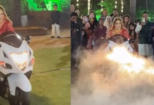 Photo of शर्मा कर नहीं, बल्कि बाइक चलाते हुए दुल्हन ने की रॉयल एंट्री