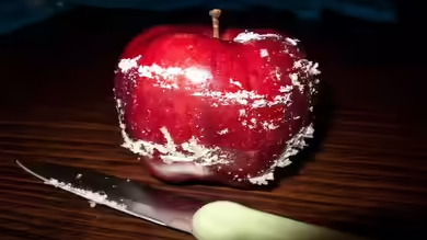 Photo of सिर्फ धोकर खाने से नहीं हटेगा सेब पर लगा मोम, इन 5 तरीकों से बनाएं इसे ‘केमिकल फ्री’