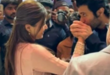 Photo of भरी महफिल में रश्मिका मंदाना का हाथ चूमते नजर आए मंगेतर विजय देवरकोंडा