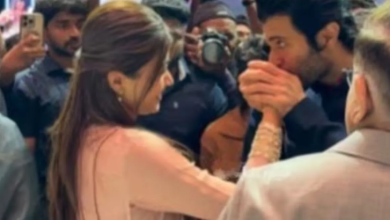 Photo of भरी महफिल में रश्मिका मंदाना का हाथ चूमते नजर आए मंगेतर विजय देवरकोंडा