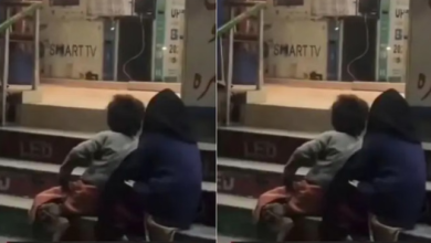 Photo of शोरूम के बाहर बैठकर TV देख रहे थे फुटपाथ के बच्चे, वीडियो देख भावुक हुए लोग