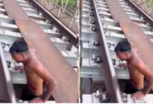 Photo of  रेलवे पुल पर युवक ने किया जानलेवा करतब