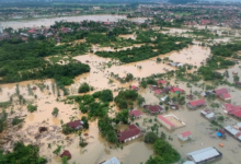 Photo of इंडोनेशिया: मूसलाधार बारिश ने मचाई भीषण तबाही, सुमात्रा द्वीप पर बाढ़-भूस्खलन से 10 की मौत