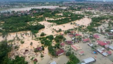 Photo of इंडोनेशिया: मूसलाधार बारिश ने मचाई भीषण तबाही, सुमात्रा द्वीप पर बाढ़-भूस्खलन से 10 की मौत