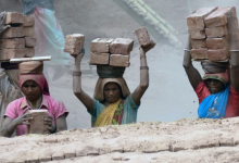 Photo of ऊंची बिल्डिंग से लटकी मां का रोंगटे खड़े कर देने वाला वीडियो