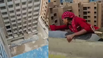 Photo of मौत की मुंडेर पर काम कर रही मां और वीडियो बना रहा है मासूम