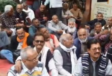 Photo of ईपीएस-95 पेंशनरों का प्रदर्शन, 7500 रुपये पेंशन और आयुष्मान योजना की मांग