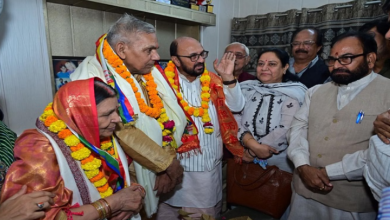 Photo of कैबिनेट मंत्री ने दीप्ति शर्मा के माता-पिता का किया सम्मान