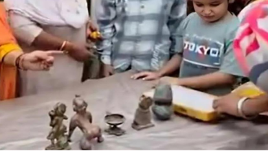 Photo of हरियाणा: खुदाई में मिला लाल रंग के कपड़े में मिला श्रीराम नाम का तैरने वाला पत्थर