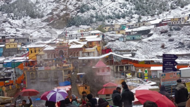 Photo of बदरीनाथ धाम में हुई बर्फबारी, चारों तरफ बिछी सफेद चादर