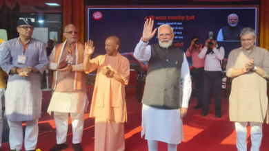 Photo of हर-हर महादेव के जयघोष के साथ काशी से रवाना हुई वंदे भारत, पीएम मोदी ने दिखाई हरी झंडी