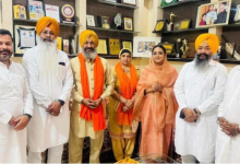 Photo of पंजाब: मोगा की विधायक ने हरमनप्रीत कौर के माता-पिता को सम्मानित किया