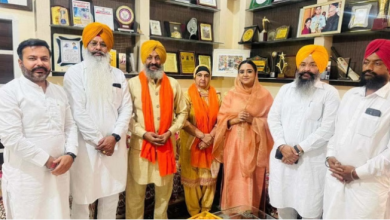 Photo of पंजाब: मोगा की विधायक ने हरमनप्रीत कौर के माता-पिता को सम्मानित किया