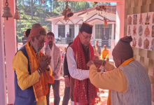 Photo of अपने गांव पहुंचे सीएम पुष्कर सिंह धामी, झूम उठे ग्रामीण