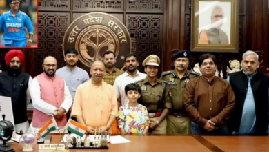 Photo of खाकी वर्दी में सीएम योगी से मिलने पहुंचीं DSP दीप्ति शर्मा