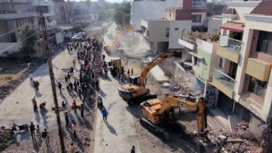 Photo of इंदौर में 100 फीट चौड़ी सड़क के लिए इंदौर में बंगलों पर चले बुलड़ोजर