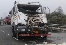 Photo of खड़ी बस में डंपर ने मारी टक्कर, तीन सवारियां घायल