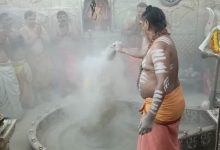Photo of मस्तक पर चन्द्रमा गले में मुंड माला फिर रमाई भस्म, आज भस्म आरती में भक्तों ने किए दिव्य दर्शन