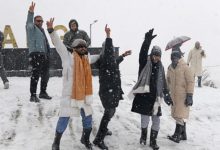 Photo of बर्फ की सफेद चादर में लिपटी कश्मीर घाटी, पर्यटन स्थलों पर लौटी रौनक