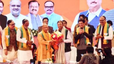 Photo of पंकज चौधरी ने छुए सीएम योगी के पैर, दिखी दूरी की अटकलों को विराम देने की कोशिश