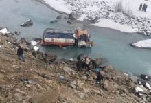 Photo of कारगिल हादसा: पंद्रास युद्ध स्मारक के पास टैंकर नदी में गिरा