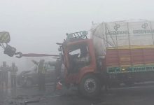 Photo of घने कोहरे के चलते हादसा…बरेली-जयपुर हाईवे पर खड़े ट्रक से टकराए कई वाहन