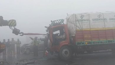 Photo of घने कोहरे के चलते हादसा…बरेली-जयपुर हाईवे पर खड़े ट्रक से टकराए कई वाहन