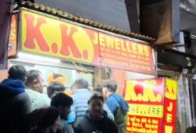 Photo of अमृतसर में ज्वैलरी शॉप पर फायरिंग: चांदी की चेन बेचने के बहाने घुसे