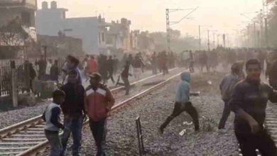 Photo of ऋषिकेश : वन भूमि मामले को लेकर आक्रोश, रेलवे ट्रैक पर बैठे लोग