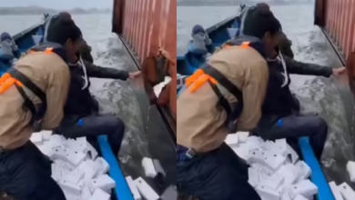 Photo of पानी में डूबे कंटेनर से निकलते दिखे हजारों आईफोन के डिब्बे? सच जानकर उड़ जाएंगे होश
