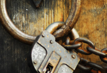 Photo of दुकान का ताला गायब हुआ तो मालिक पहुंचा थाने, पीछे की कहानी सुनकर दंग रह गई पुलिस