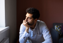 Photo of इंडिगो फ्लाइट्स की देरी से एयरपोर्ट पर घंटों फंसा यात्री