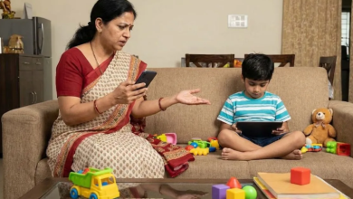 Photo of बिना बताए ही पेरेंट्स की 5 आदतों को अपना लेते हैं बच्चे, जिंदगी पर डालती हैं बुरा असर