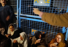 Photo of ‘इमरान खान को मेंटल टॉर्चर किया जा रहा’, पूर्व पीएम की बहनों ने देर रात डाला अडियाला जेल के बाहर डेरा