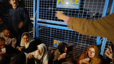 Photo of ‘इमरान खान को मेंटल टॉर्चर किया जा रहा’, पूर्व पीएम की बहनों ने देर रात डाला अडियाला जेल के बाहर डेरा