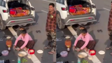 Photo of हाईवे किनारे चूल्हा जलाकर खाना बनाता दिखा परिवार…