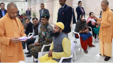 Photo of जनता दर्शन में सीएम योगी ने सुनीं लोगों की समस्याएं