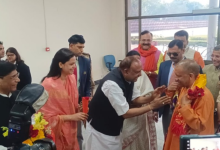 Photo of एयरपोर्ट पर सीएम योगी के पैर छूने को दौड़े मंत्री और विधायक