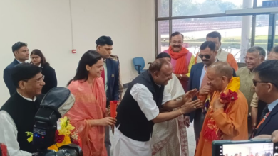 Photo of एयरपोर्ट पर सीएम योगी के पैर छूने को दौड़े मंत्री और विधायक