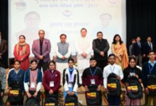 Photo of सीएम धामी ने उत्तराखंड बोर्ड परीक्षा –2025 टॉपर छात्र–छात्राओं को हरी झंडी दिखाकर किया रवाना