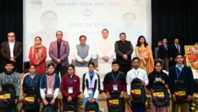 Photo of सीएम धामी ने उत्तराखंड बोर्ड परीक्षा –2025 टॉपर छात्र–छात्राओं को हरी झंडी दिखाकर किया रवाना
