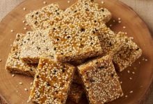 Photo of बिना झंझट घर पर बनाएं तिल-गुड़ की चिक्की