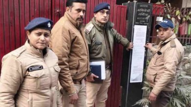 Photo of उर्मिला सनावर के घर पर पुलिस ने फिर से नोटिस चस्पा किए, मुश्किलें लगातार बढ़ती जा रही