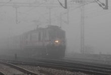 Photo of यूपी: सर्दी और कोहरे में पस्त हुईं ट्रेन और विमान सेवाएं, रात डेढ़ पहुंची प्रीमियम गाड़ी तेजस