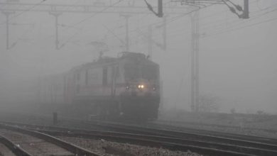Photo of यूपी: सर्दी और कोहरे में पस्त हुईं ट्रेन और विमान सेवाएं, रात डेढ़ पहुंची प्रीमियम गाड़ी तेजस