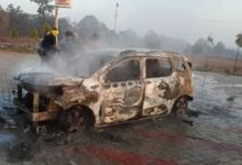 Photo of कान्हा मार्ग के पेट्रोल पंप पर खड़ी कार में लगी आग