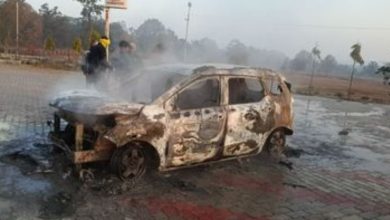 Photo of कान्हा मार्ग के पेट्रोल पंप पर खड़ी कार में लगी आग