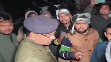 Photo of मंदिर के पास पशुओं के अवशेष मिलने पर हिंदूवादी संगठनों का प्रदर्शन