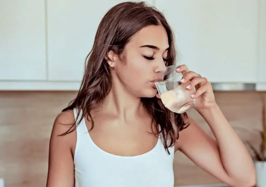 Photo of क्या आप भी खड़े होकर पीते हैं पानी? आज ही बदलें ये आदत