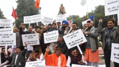 Photo of  अरविंद केजरीवाल के खिलाफ विधानसभा में भाजपा का प्रदर्शन, दो बार सदन स्थगित